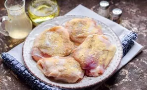 Wash the chicken pieces and dry them. Sprinkle the chicken with salt, pepper, dry garlic.