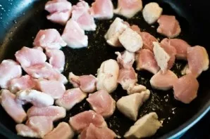 Roll chicken pieces in starch and fry in a pan over high heat for about 5-7 minutes. Then remove from heat and set aside.