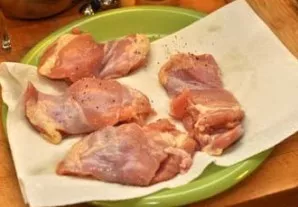 Put the chicken pieces on a paper towel to remove excess moisture. Sprinkle with salt and pepper.