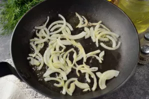 Heat vegetable oil in a pan, fry the onion chopped in half rings over medium heat for 2-3 minutes.