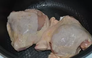 Rub the chicken with salt and pepper, put in a multivarka bowl along with vegetable oil, turn on the cooking mode for 25 minutes.