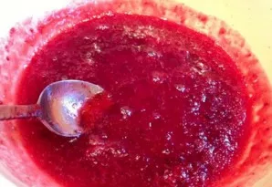 Prepare the sauce. Boil the cranberries in an enameled bowl, when it boils, reduce the heat to a minimum.