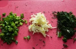 Greens (dill and onion letters, parsley can also be used) need to be finely chopped, and garlic grated on a fine grater.