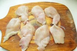 Rinse the fillet, dry and cut into thin pieces.