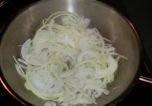 Then peel the onion and cut it into rings or half rings.
