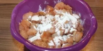 We add starch to it, but not all - 3 tablespoons and stir so that all the pieces are starched.