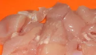 Wash the chicken meat and dry it with a paper towel. Cut into small pieces and put in a cauldron.