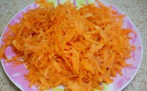 Grate the carrots on a coarse grater.