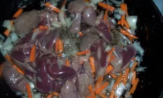 Wash, peel, chop onions and carrots. Put the vegetables in the liver and fry everything together for another 5 minutes.