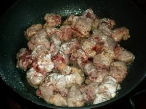 Meanwhile, cut the chicken liver into pieces, roll in flour and fry in vegetable oil.