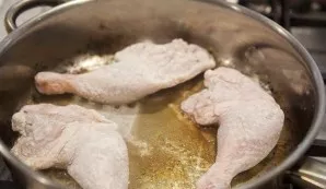 Sprinkle the chicken with flour, return the pan to the fire and add the remaining butter, put the meat on a heated surface.