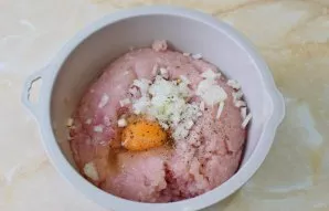 Put the minced chicken in a bowl. Put finely chopped onion and egg in it. Add salt and spices to taste. Stir.