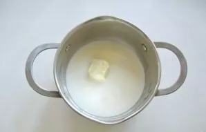 Pour cream into a saucepan, add butter.