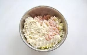 Pour white bread or baguette with cold water, squeeze and grind. Add to minced meat.