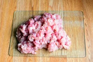 Cut the chicken, peel the skin and remove the pulp from the bones. With a heavy knife (and even more conveniently - two knives), cut the ...