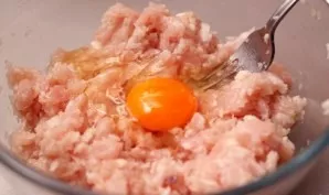 Then beat one egg into the minced meat.