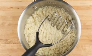 Put cabbage, garlic and a little salt in a saucepan. Pour water. Bring to a boil, then cook the vegetables for 11 minutes. Then drain the...