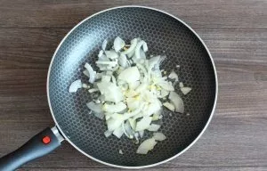 Cut the onion into quarters. Put in a pan with hot vegetable oil. Cook over medium heat until tender and gently browned.