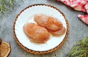 Wash the breasts, dry and rub with adjika.