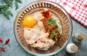 Put the mince in a bowl, beat the egg, add bell pepper and dried herbs.