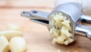 Finely chop the garlic or throw over a large garlic press.