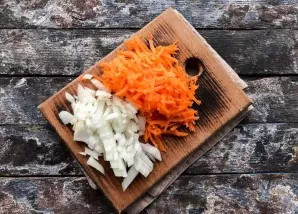 Peel onions and carrots, rinse under running water and dry with paper towels. Grate the carrots, chop the onion finely.