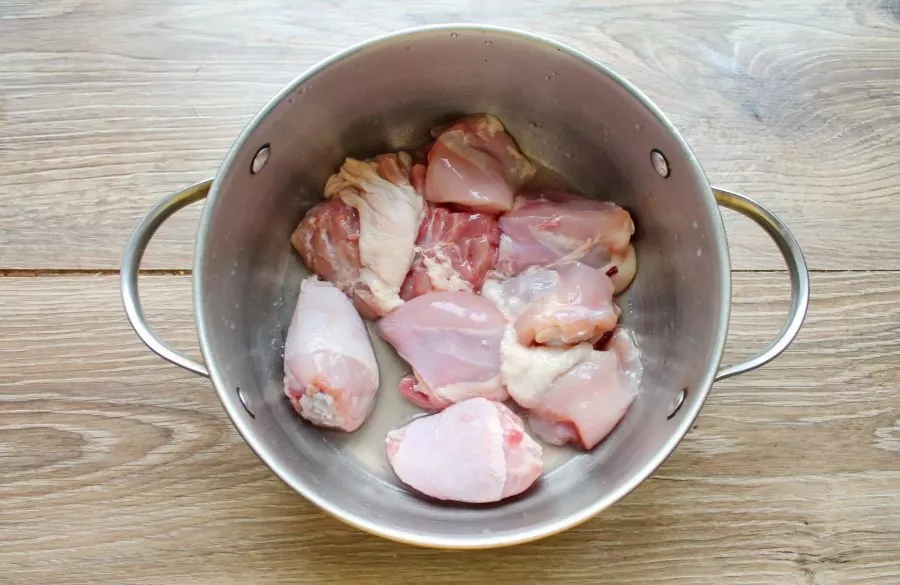 Wash the chicken and cut it into large pieces, put it in a pot with a thick bottom.