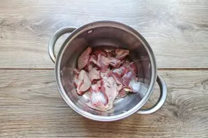 Clean the gastric films, rinse each thoroughly and cut into 2-3 parts. Put the stomachs in a saucepan with a thick bottom.