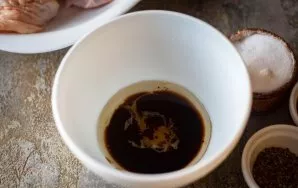 Pour olive oil into a separate bowl, pour honey and soy sauce.