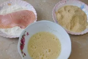 Prepare 3 bowls. In one bowl with flour, in the other - breadcrumbs, in the third - eggs, salt and spices. Soak the whipped meat in flour...