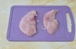 Cut each chicken fillet lengthwise into two parts.