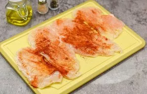 Cut the chicken fillet lengthwise into four parts, as for steaks. Then cover the fillet with cling film, knock out with a kitchen hammer....