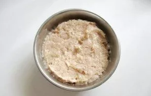 Salt the mince and pepper to taste. Stir thoroughly.