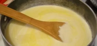 Pour milk into a saucepan, add sugar and butter. Put on the stove and bring the mixture to a boil over low heat.