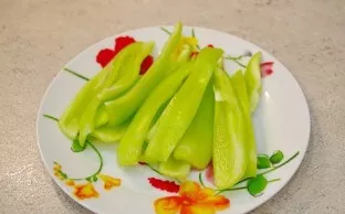 From the sweet paprika we clean the seeds, wash them and cut them lengthwise into strips.