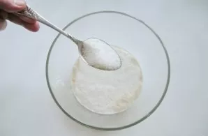 Add another 4-5 tablespoons of sugar, vanilla sugar and salt.