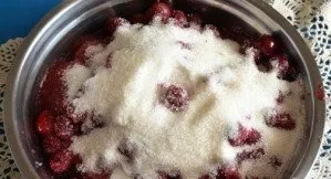 Then pour the cherries with sugar and leave for 1-2 hours so that the berries release the juice.