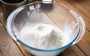 Sift the flour into a separate dry bowl, add salt, sugar, soda. Mix these ingredients.