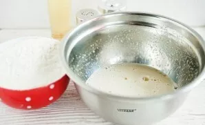 Break eggs into a bowl, add sugar, milk, vegetable oil (1.5 tsp)) and salt. Beat lightly until bubbles appear.