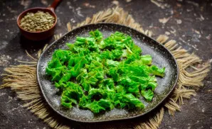 Wash and dry the lettuce leaves, tear with your hands and put on a beautiful plate.