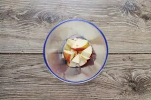 Remove the core from the apple, cut into pieces and put in a blender bowl.