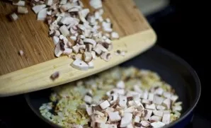 Meanwhile, finely chop the washed mushrooms. Put in an onion and fry over medium heat until cooked. In the process, season with salt and ...