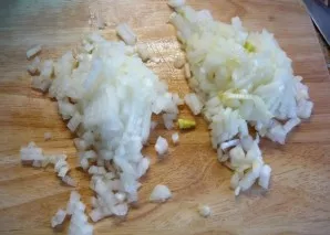 Peel the onions (1 pc.) and cut into small cubes.