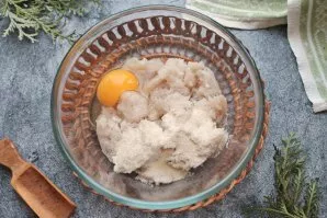 We put the fish mince in a bowl, I used cod mince, put semolina in it and scored an egg. Mix everything thoroughly and leave for 10 minutes.