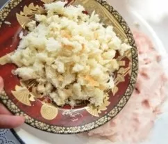 We crush the bread very finely (you can soak it in water for a few minutes in advance) and put it in fish mince.
