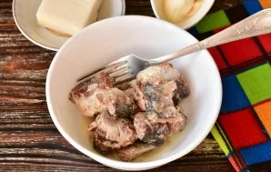 Put the sardines in a deep bowl.