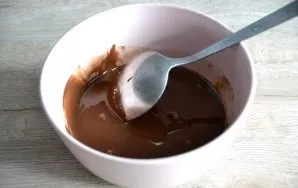 Stir the melted chocolate until smooth, the temperature of the chocolate icing should be 32-35 degrees before applying to the brownie.