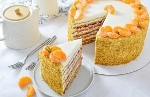 Delicious honey cake with raspberries is ready!