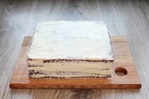 Cover the top and sides with the remaining cream.