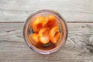 Remove the dice from the apricots. Put apricots in a jar.